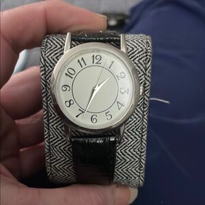 Classic Silver and Black Watch with Round Face and Leather Strap